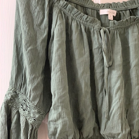 Boutique Top - Picture 2 of 3